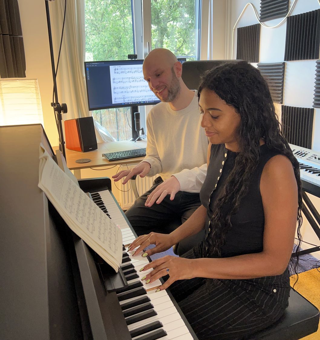 Floris Boere giving an online live piano lesson via Zoom
