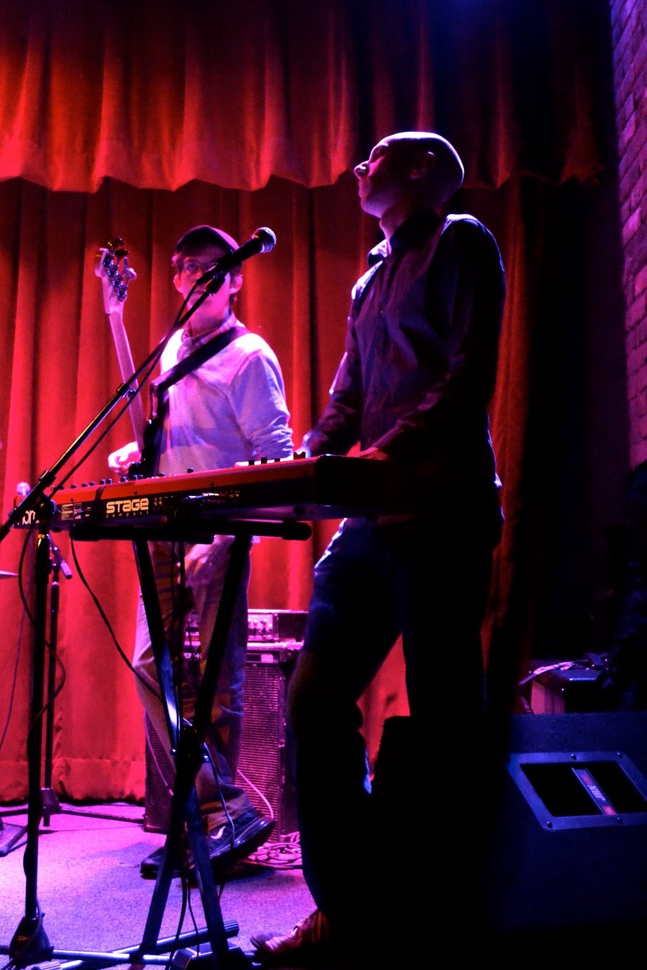 Floris Boere playing keyboard standing on stage during a concert